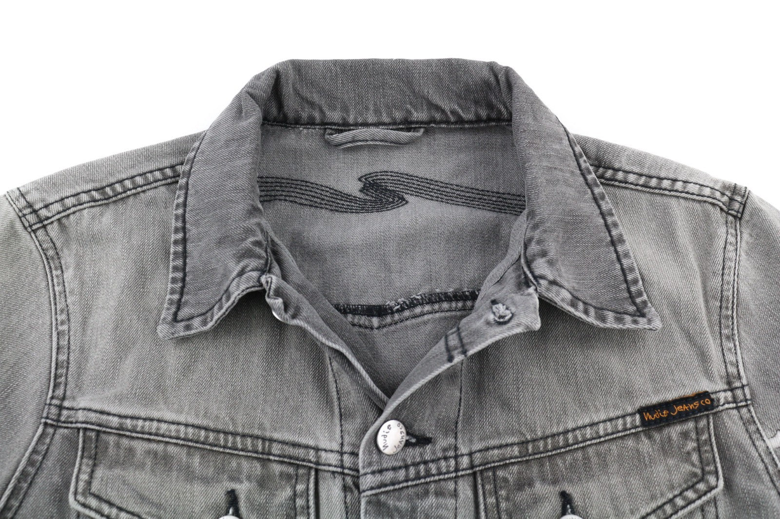 NUDIE JEANS Conny Org. Fog vyriška pilka polo striukė su S sagomis ir organine medvilne 