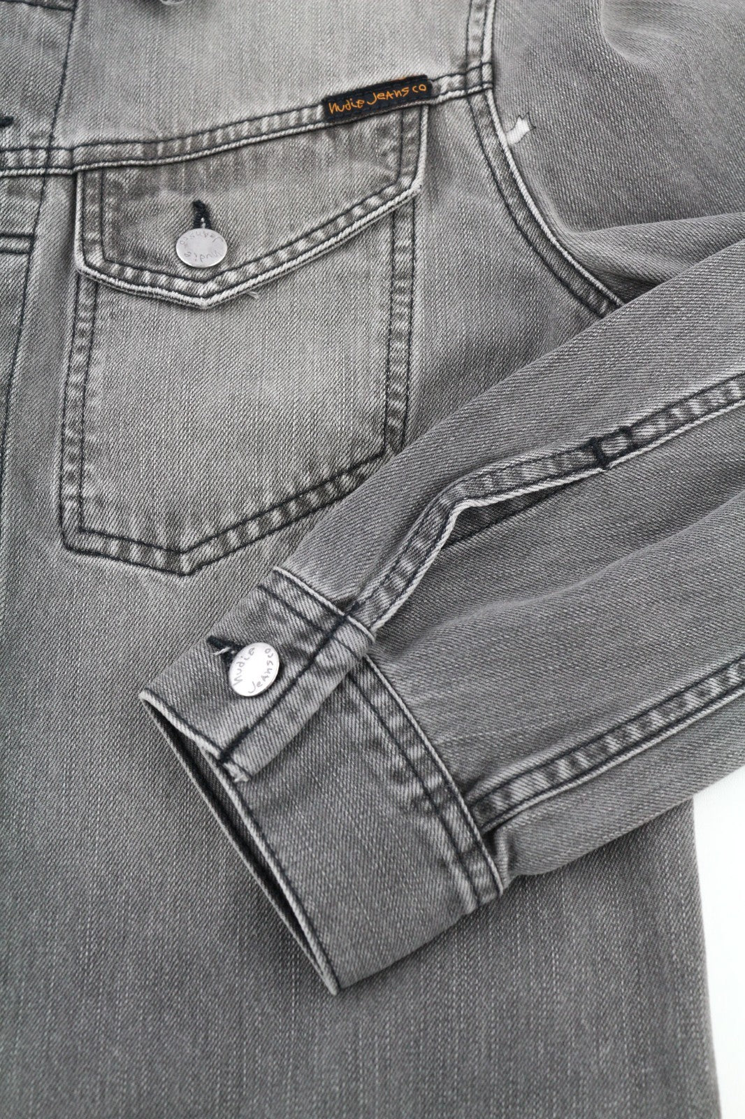 NUDIE JEANS Conny Org. Fog vyriška pilka polo striukė su S sagomis ir organine medvilne 