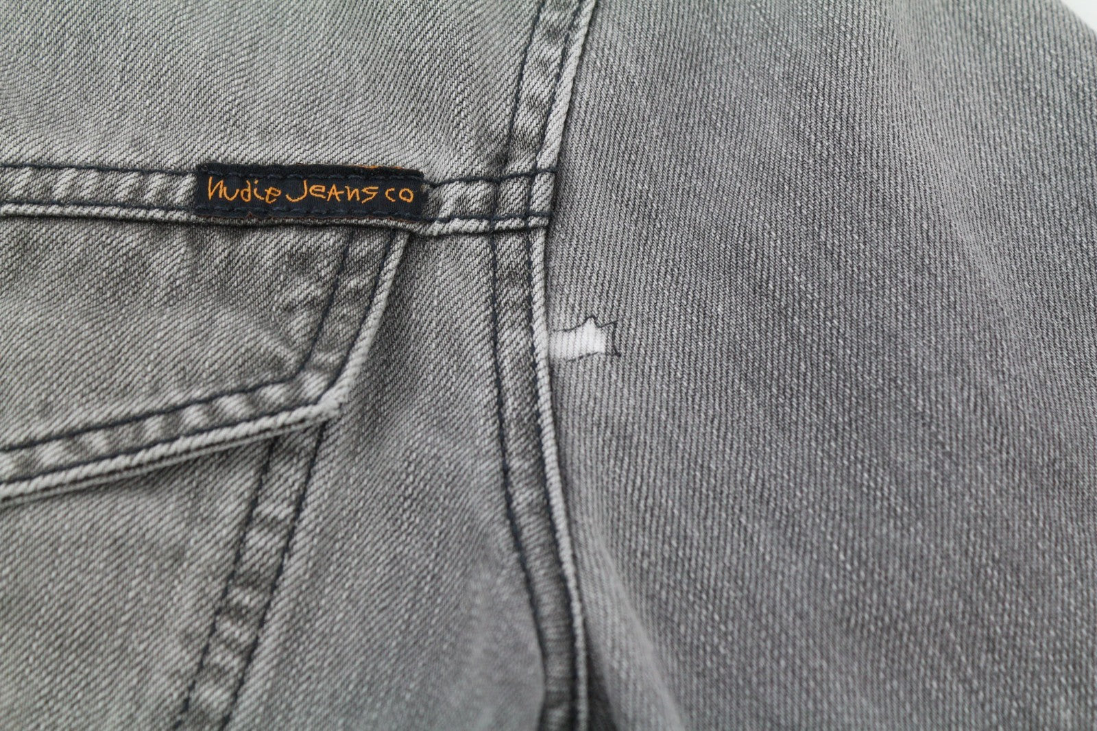 NUDIE JEANS Conny Org. Fog vyriška pilka polo striukė su S sagomis ir organine medvilne 