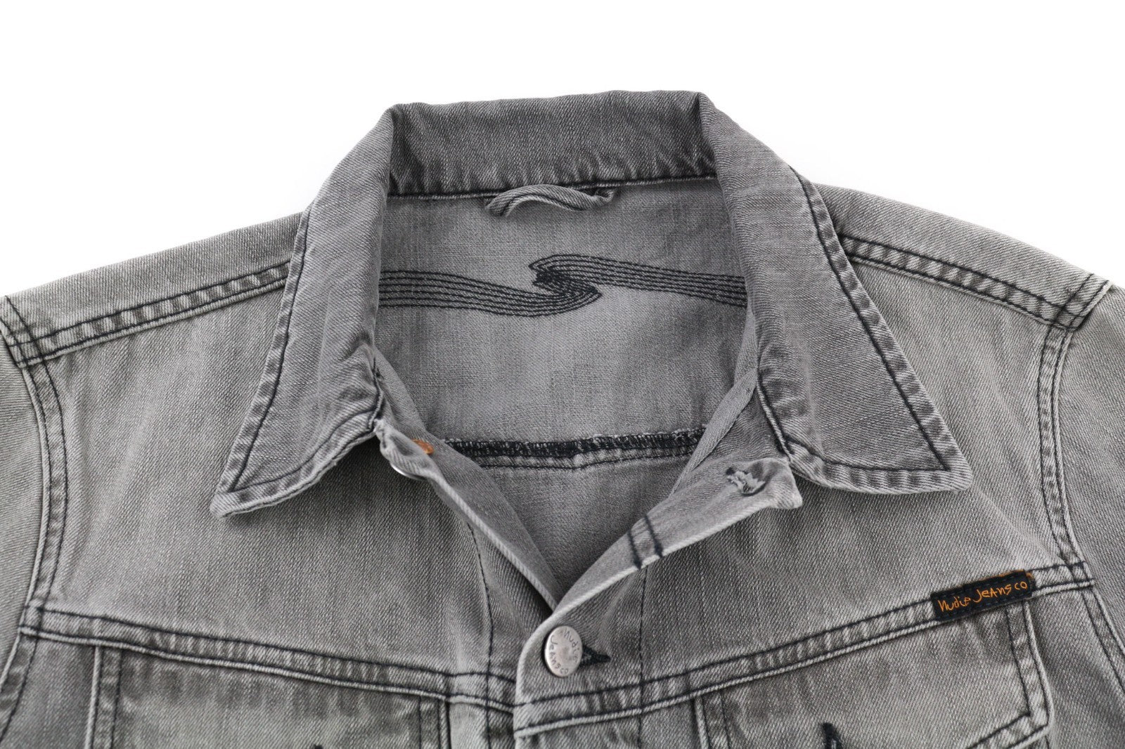 NUDIE JEANS Conny Org. Fog vyriški pilki marškinėliai su įprasta polo apykakle, organinio džinso imitacija. 