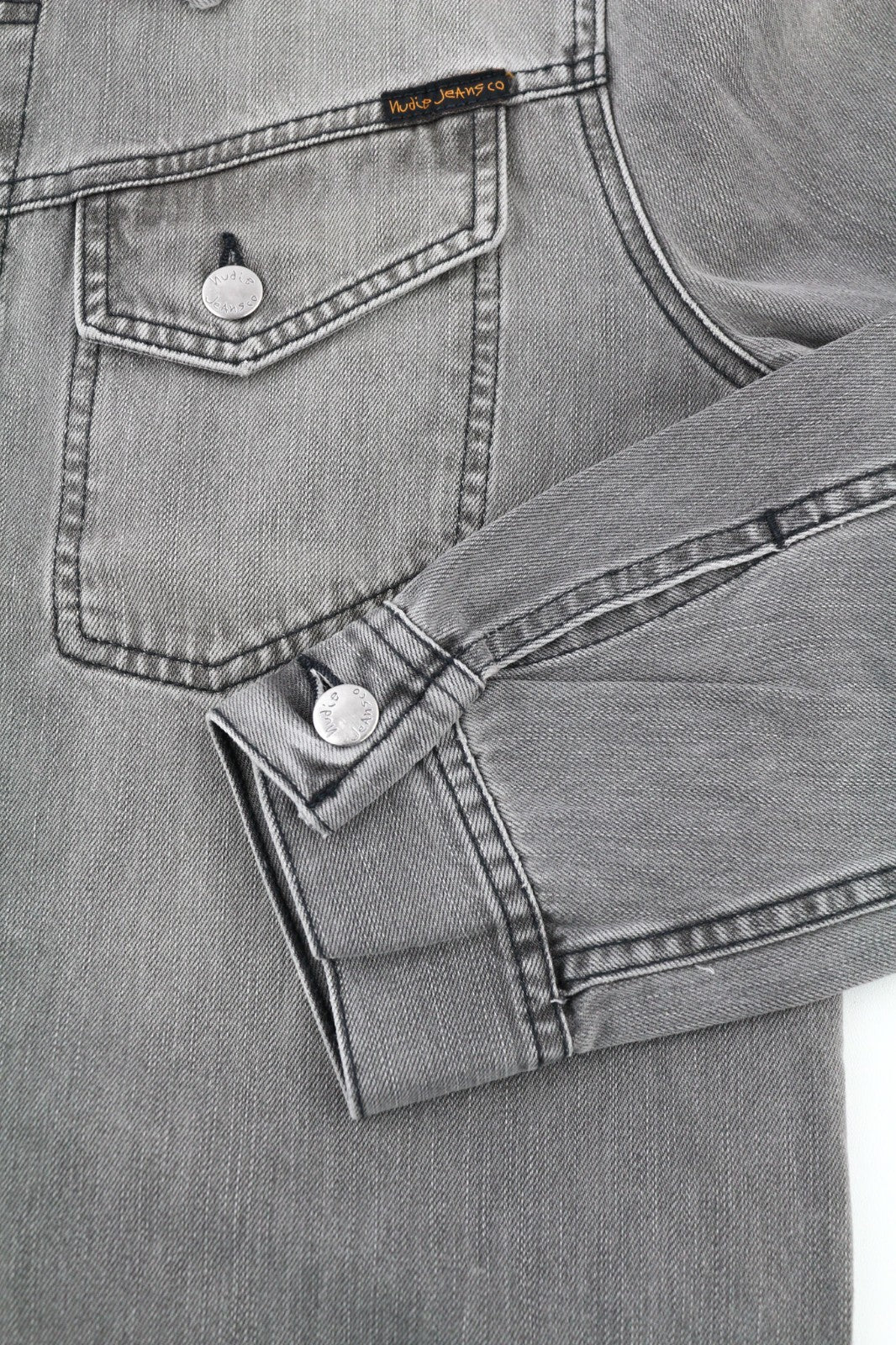 NUDIE JEANS Conny Org. Fog vyriški pilki marškinėliai su įprasta polo apykakle, organinio džinso imitacija. 