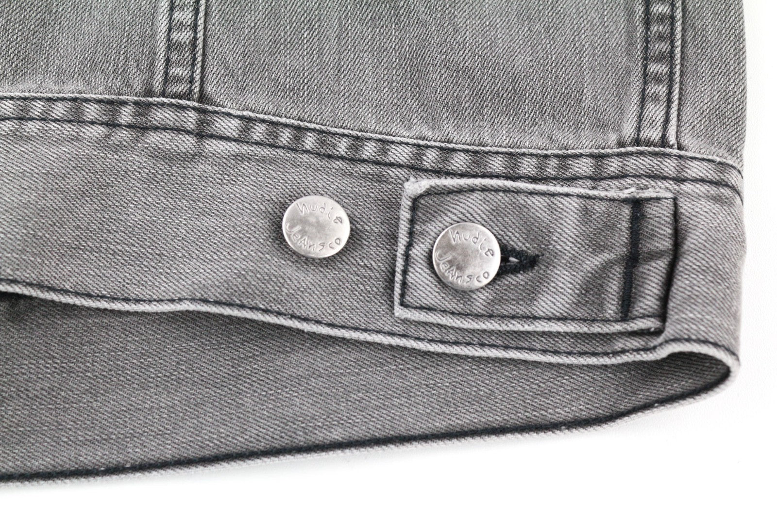 NUDIE JEANS Conny Org. Fog vyriški pilki marškinėliai su įprasta polo apykakle, organinio džinso imitacija. 