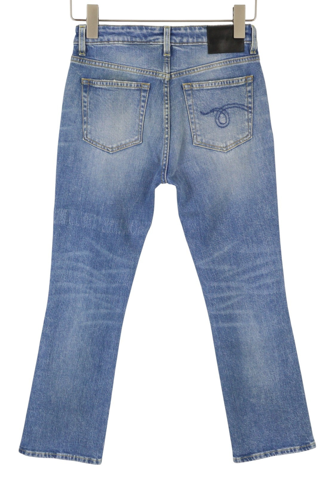 R13 Kick Fit moteriški džinsai 25 Jasper tamprūs platėjantys trumpi, su užtrauktuku ant kulkšnies, išblukintos mėlynos spalvos 