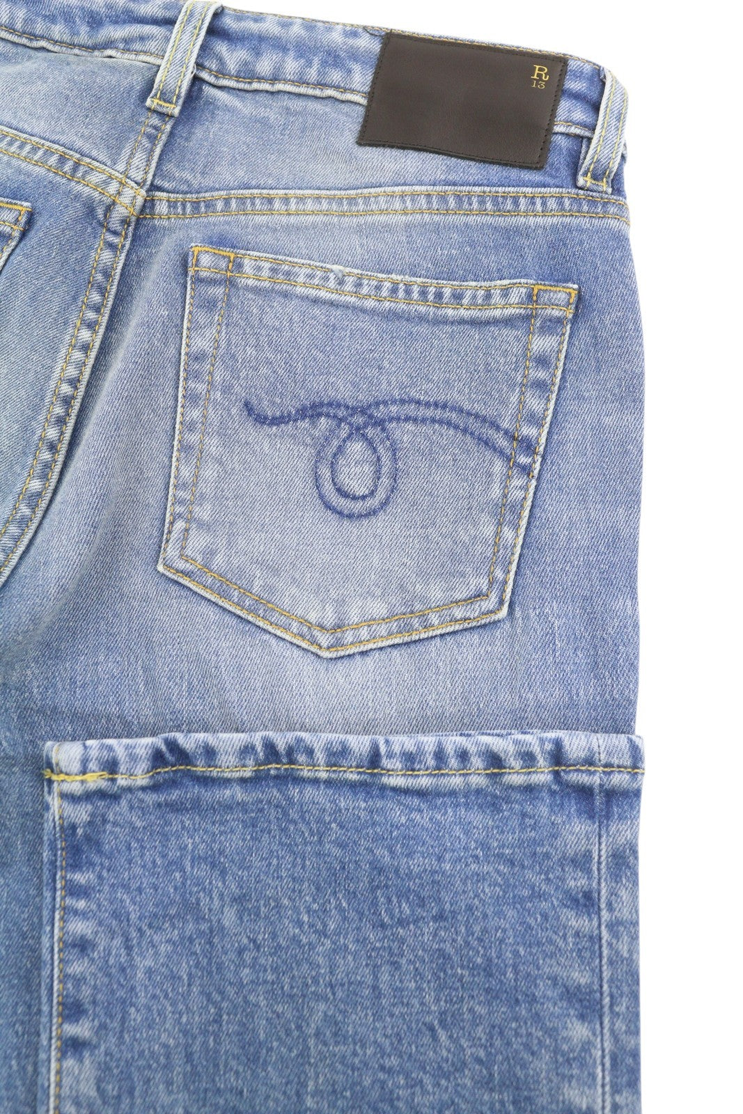 R13 Kick Fit moteriški džinsai 25 Jasper tamprūs platėjantys trumpi, su užtrauktuku ant kulkšnies, išblukintos mėlynos spalvos 