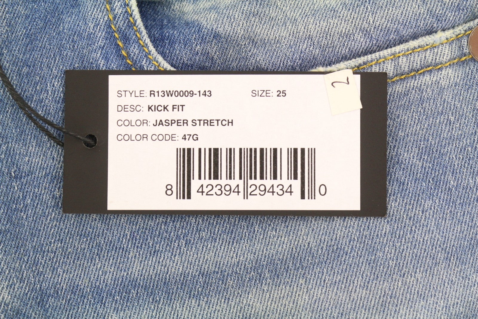 R13 Kick Fit moteriški džinsai 25 Jasper tamprūs platėjantys trumpi, su užtrauktuku ant kulkšnies, išblukintos mėlynos spalvos 