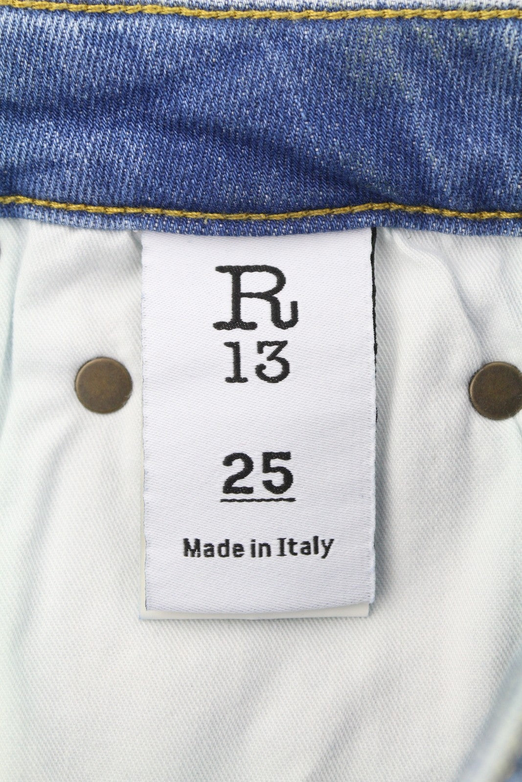 R13 Kick Fit moteriški džinsai 25 Jasper tamprūs platėjantys trumpi, su užtrauktuku ant kulkšnies, išblukintos mėlynos spalvos 