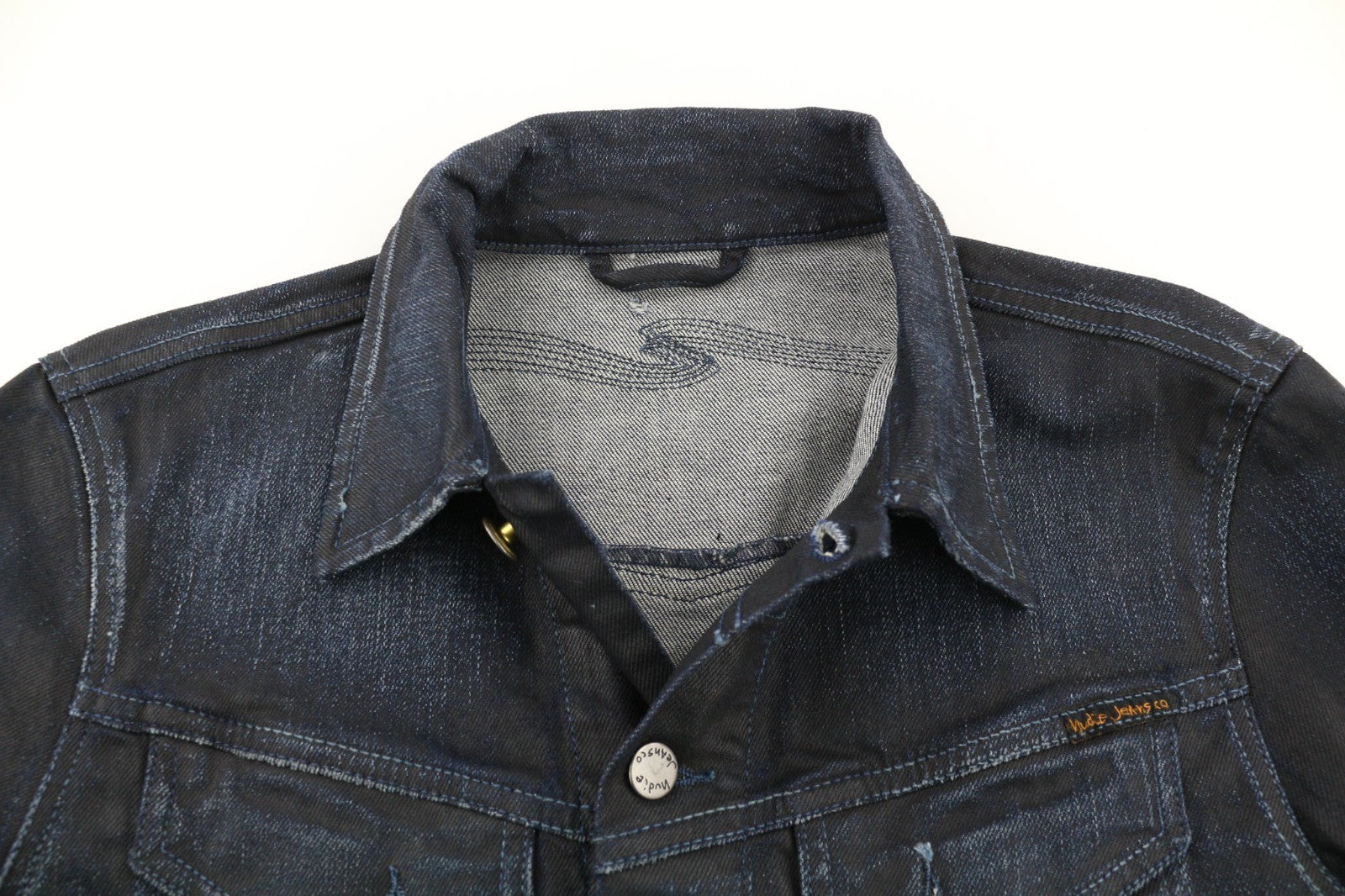 NUDIE JEANS Conny Org. vyriški polo marškinėliai su išblukusiu džinsu ir sagomis, juodi ir indigo raštu. 