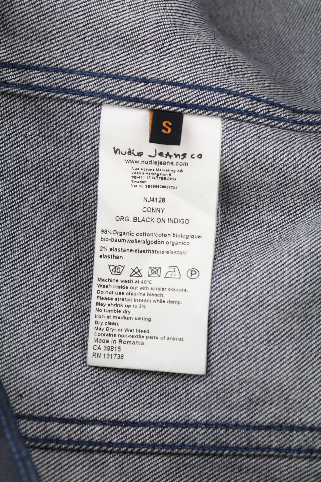 NUDIE JEANS Conny Org. vyriški polo marškinėliai su išblukusiu džinsu ir sagomis, juodi ir indigo raštu. 