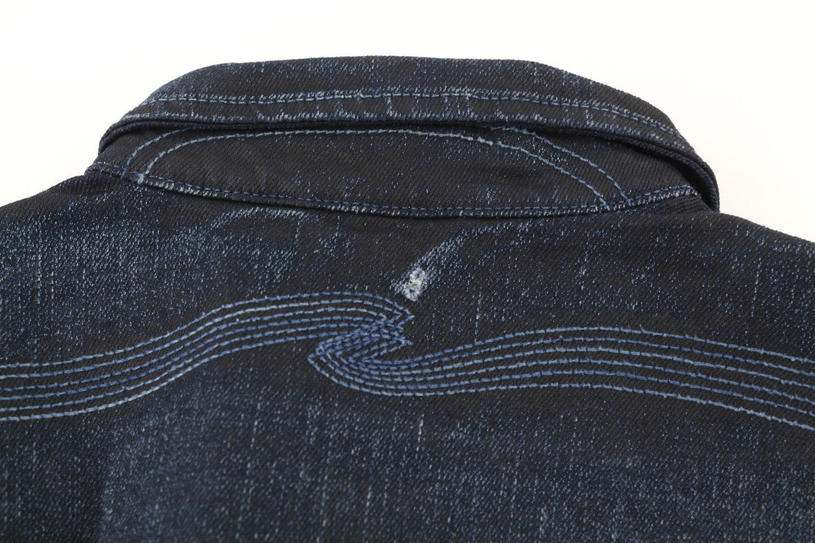 NUDIE JEANS Conny Org. vyriški polo marškinėliai su išblukusiu džinsu ir sagomis, juodi ir indigo raštu. 