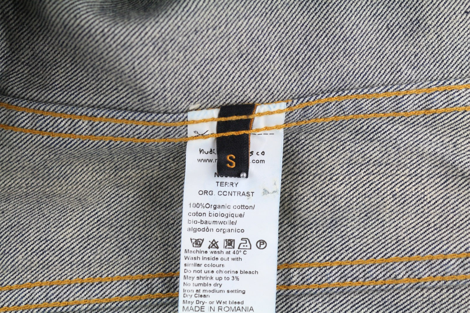 NUDIE JEANS Terry Org. kontrastingi vyriški S dydžio polo marškinėliai su išblukusiu džinsu 