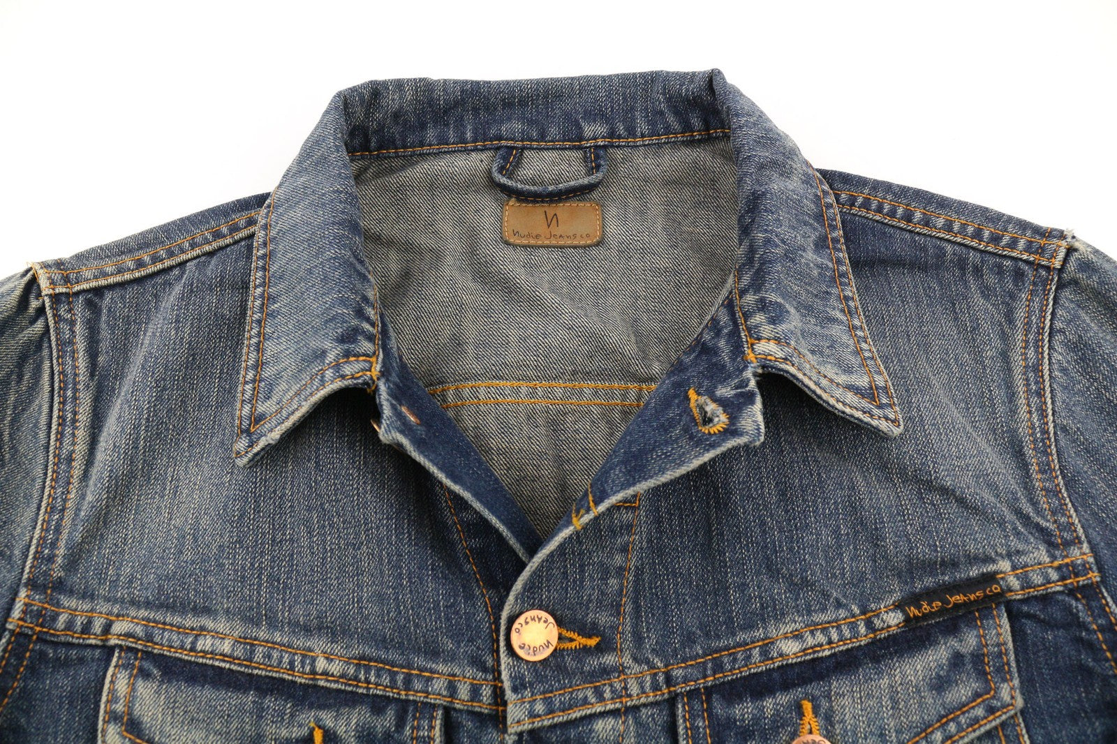 NUDIE JEANS Billy Dark Authentic vyriškas S dydžio džinsinis švarkas su išblukusiomis sagomis 