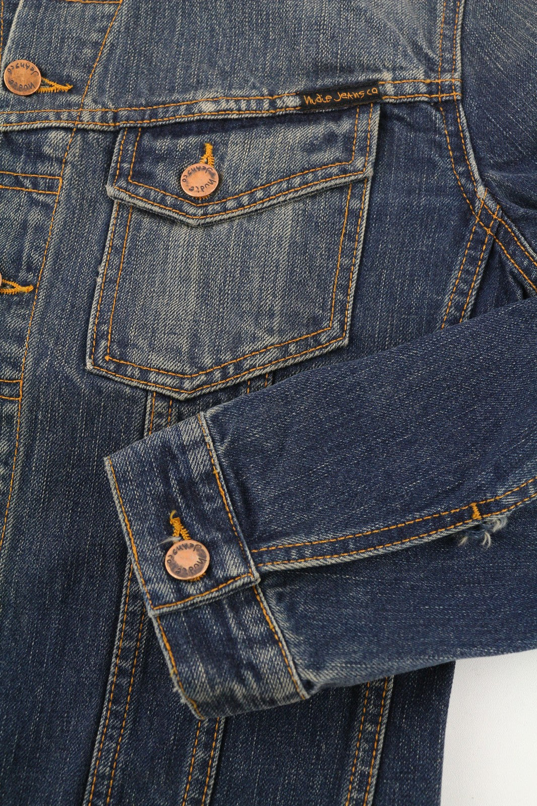 NUDIE JEANS Billy Dark Authentic vyriškas S dydžio džinsinis švarkas su išblukusiomis sagomis 