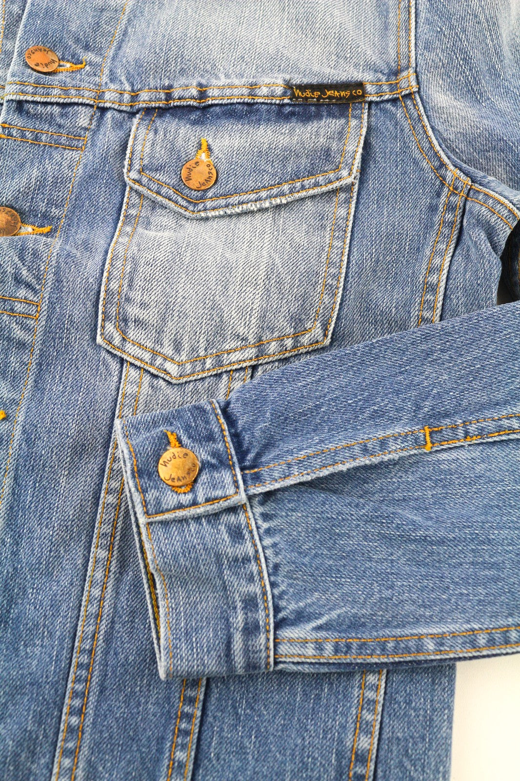 NUDIE JEANS Perry Org. Summer Shade vyriški mėlyni polo marškinėliai iš medvilnės, džinsinio audinio. 