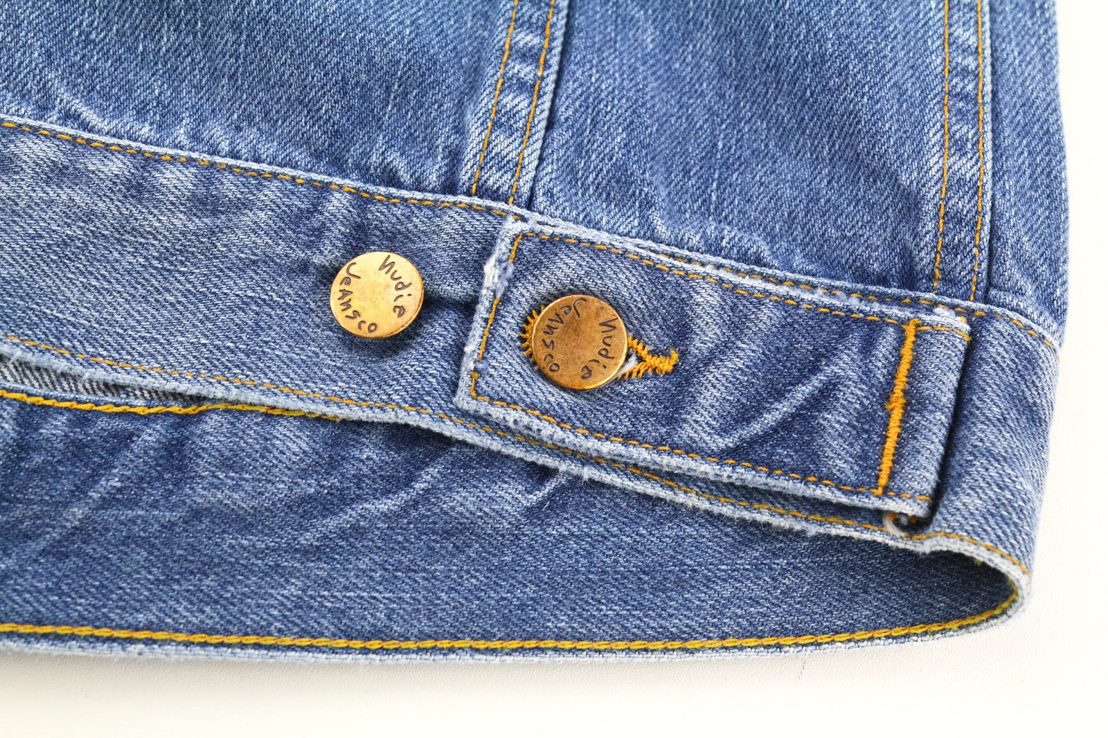 NUDIE JEANS Perry Org. Summer Shade vyriški mėlyni polo marškinėliai iš medvilnės, džinsinio audinio. 