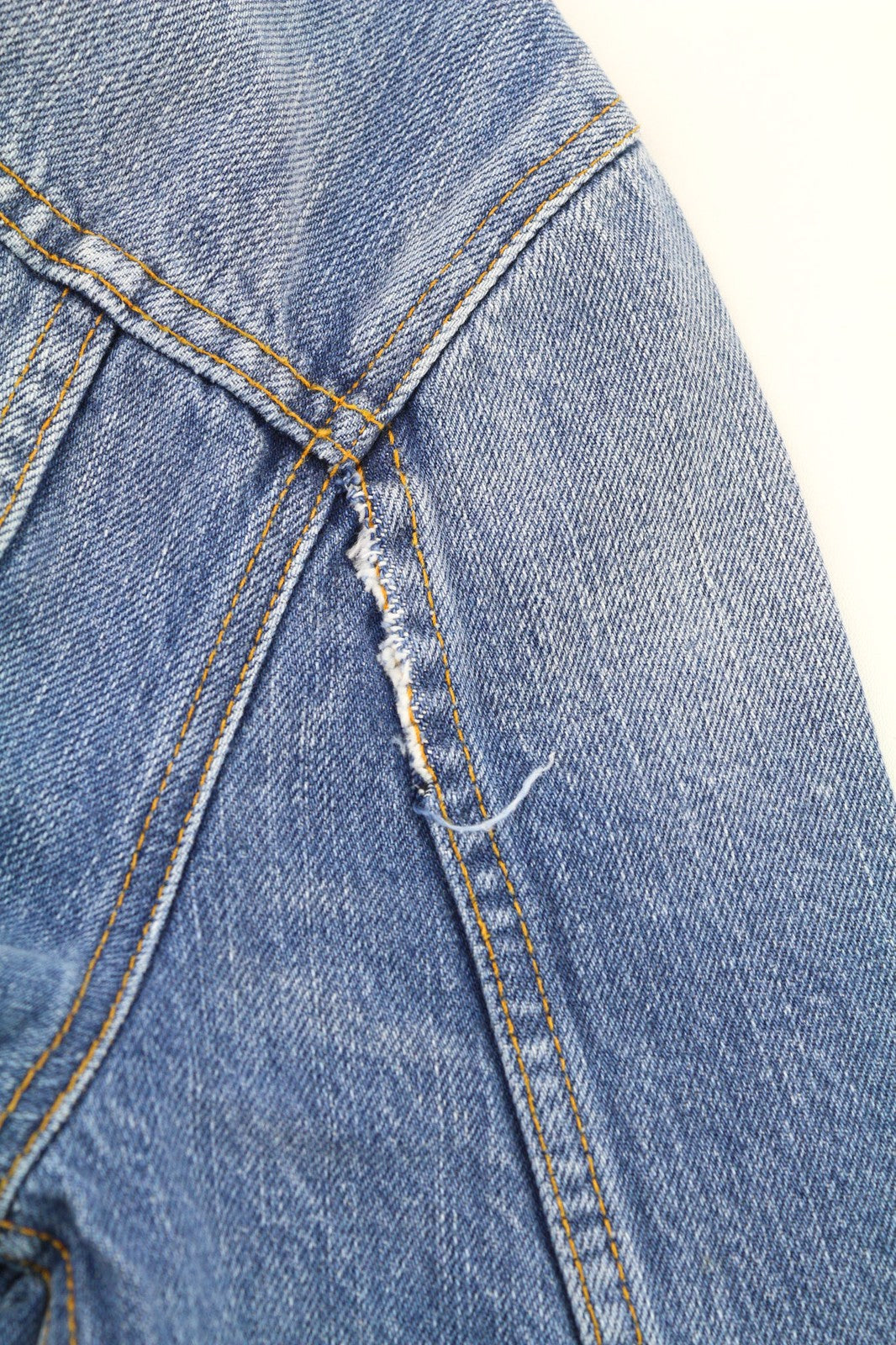 NUDIE JEANS Perry Org. Summer Shade vyriški mėlyni polo marškinėliai iš medvilnės, džinsinio audinio. 