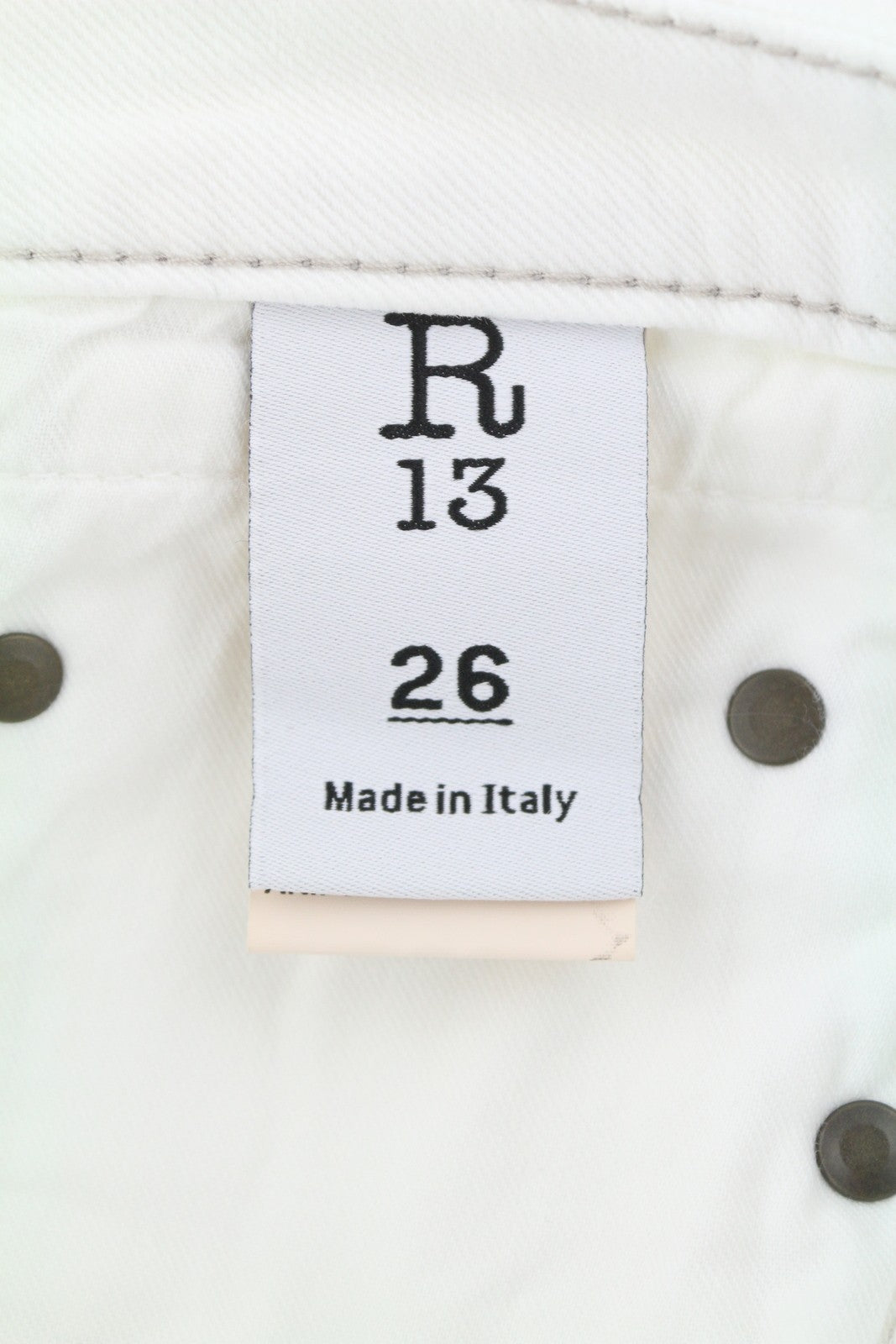 R13 berniukiški tiesūs moteriški džinsai 26 Bale balti trumpi džinsai su užtrauktuku iki kulkšnies PS25 RRP499 