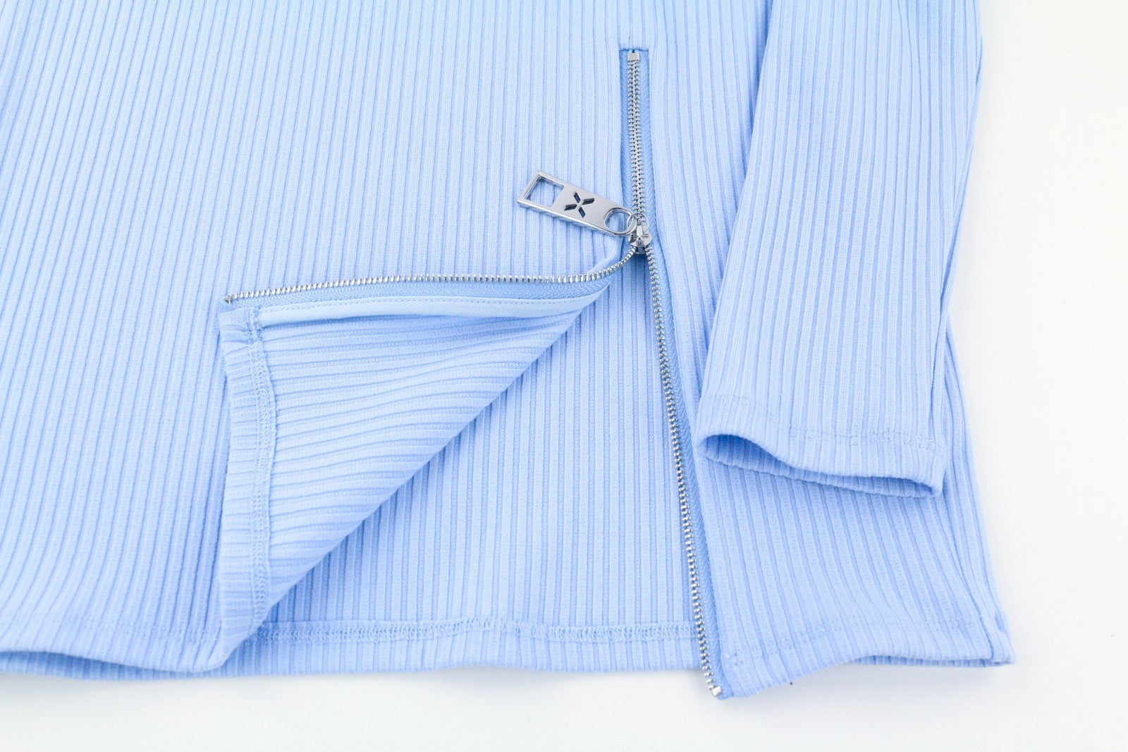 JOHN RICHMOND moteriška suknelė S mėlyna briaunuota raštu su iškirpte ilgomis rankovėmis, su logotipu ir užtrauktuku 