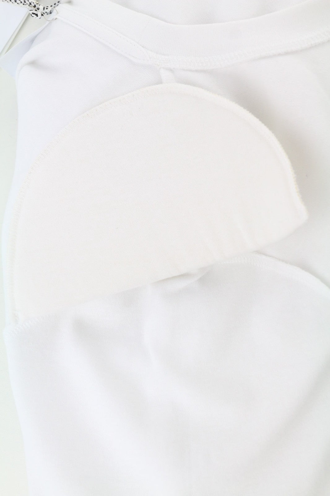 JOHN RICHMOND moteriški marškinėliai S balti su petukais ir apvaliais logotipu, trumpomis rankovėmis 