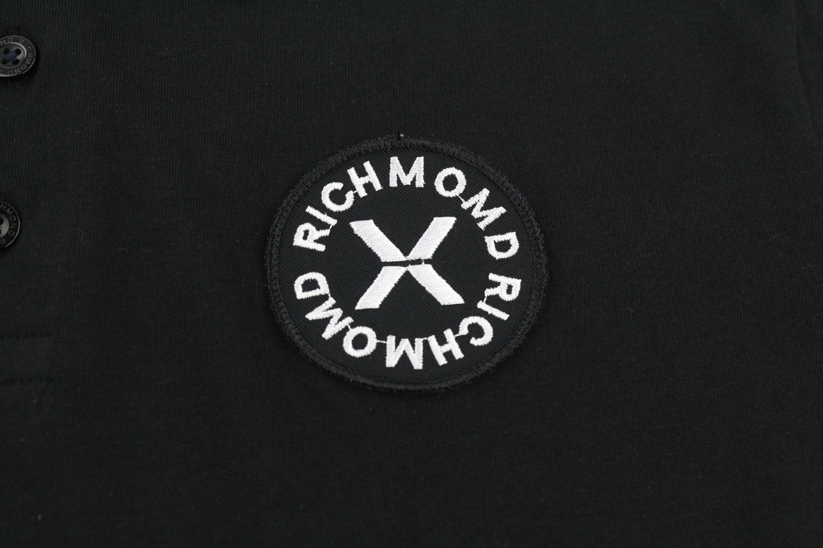 JOHN RICHMOND vyriški marškinėliai su juodu ir trumpomis rankovėmis, M dydžio, su lopais ir logotipu, visiems metų laikams 