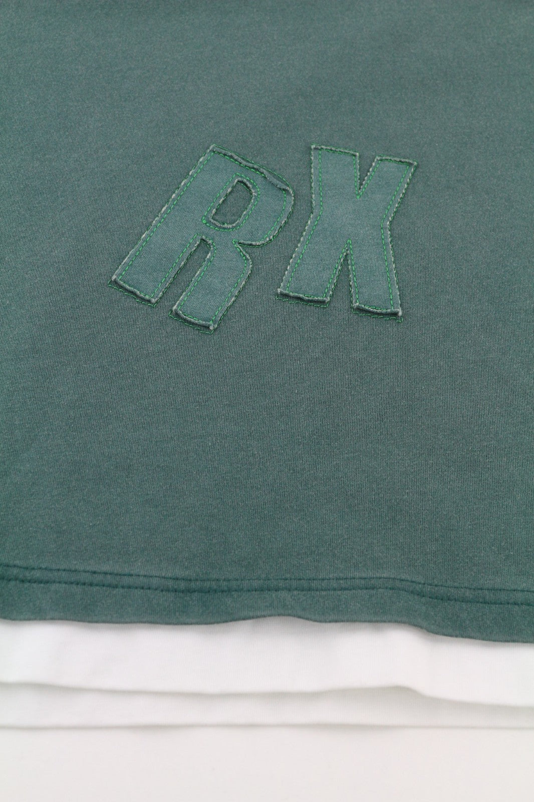 JOHN RICHMOND vyriški marškinėliai L dydžio žali, apvalia kaklo iškirpte, su antsiuvu ir trumpomis rankovėmis 