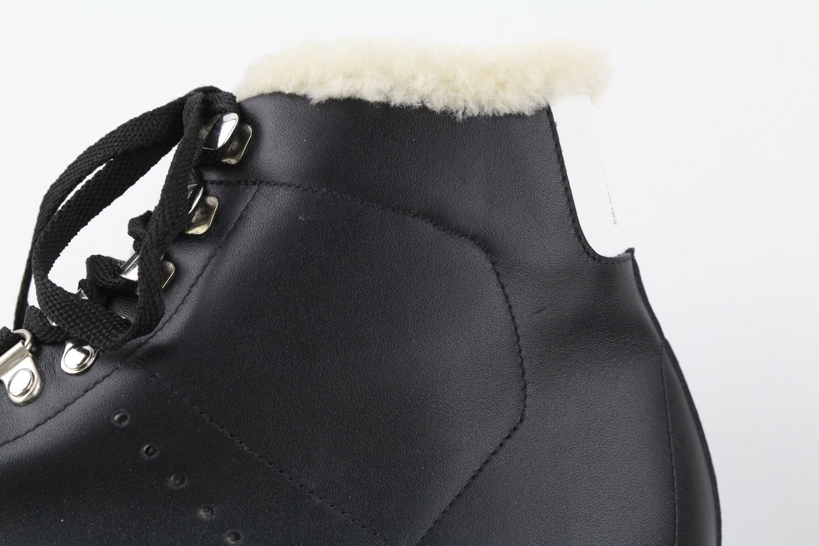 „GOLDEN GOOSE GGDB Stargame“ vyriški sportbačiai, juodos odos, su logotipu ant kulkšnies. 