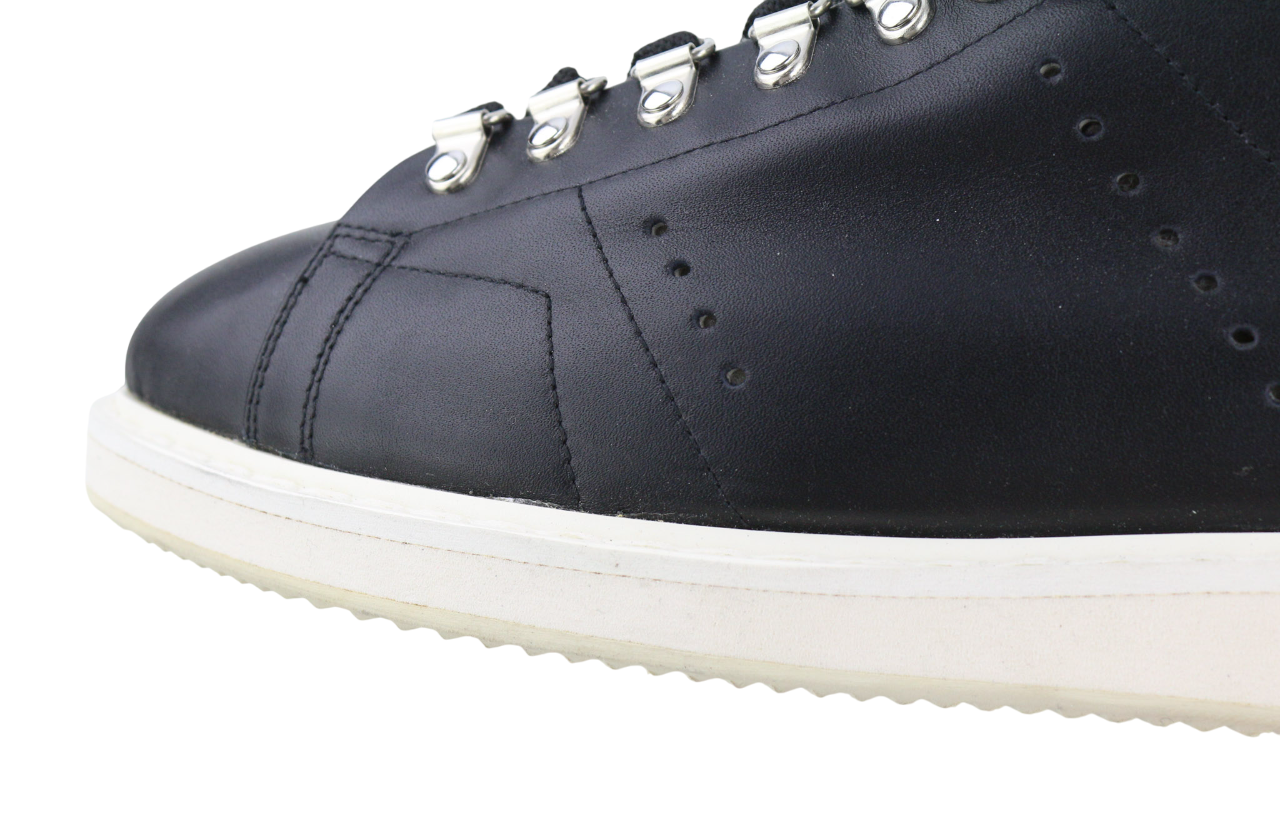 „GOLDEN GOOSE GGDB Stargame“ vyriški sportbačiai, juodos odos, su logotipu ant kulkšnies. 