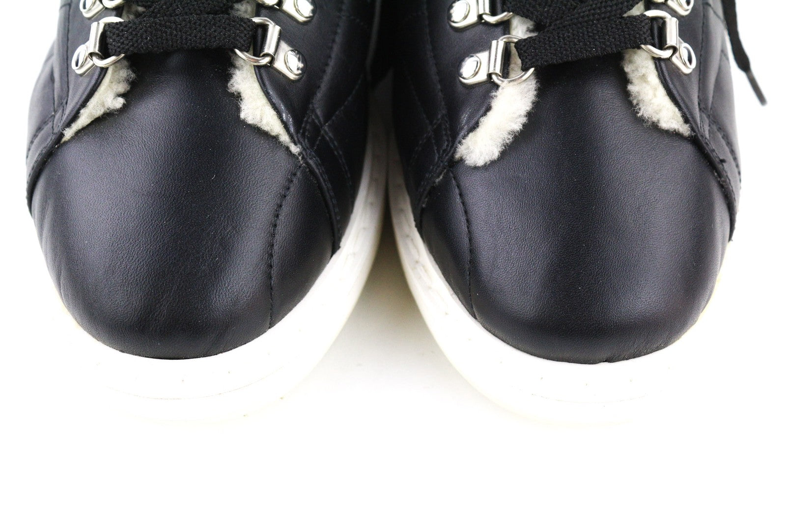 „GOLDEN GOOSE GGDB Stargame“ vyriški sportbačiai, juodos odos, su logotipu ant kulkšnies. 