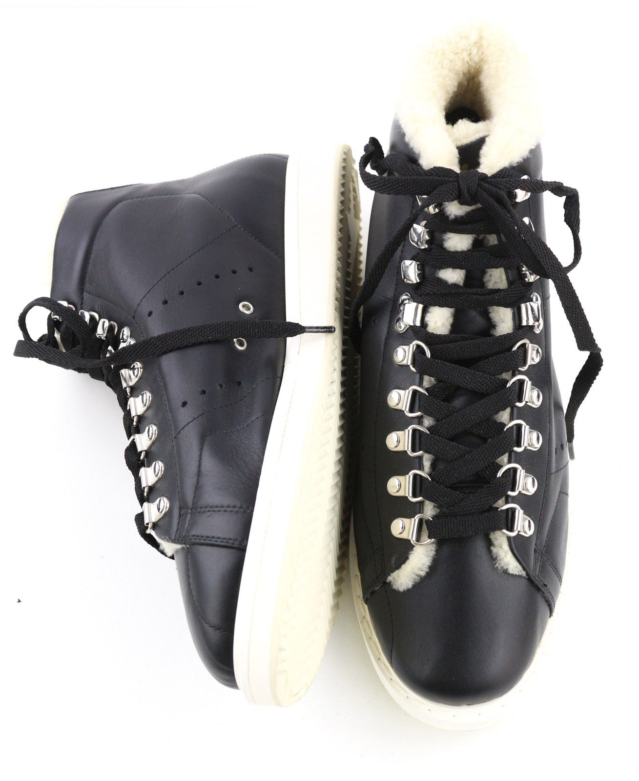 „GOLDEN GOOSE GGDB Stargame“ vyriški sportbačiai, juodos odos, su logotipu ant kulkšnies. 