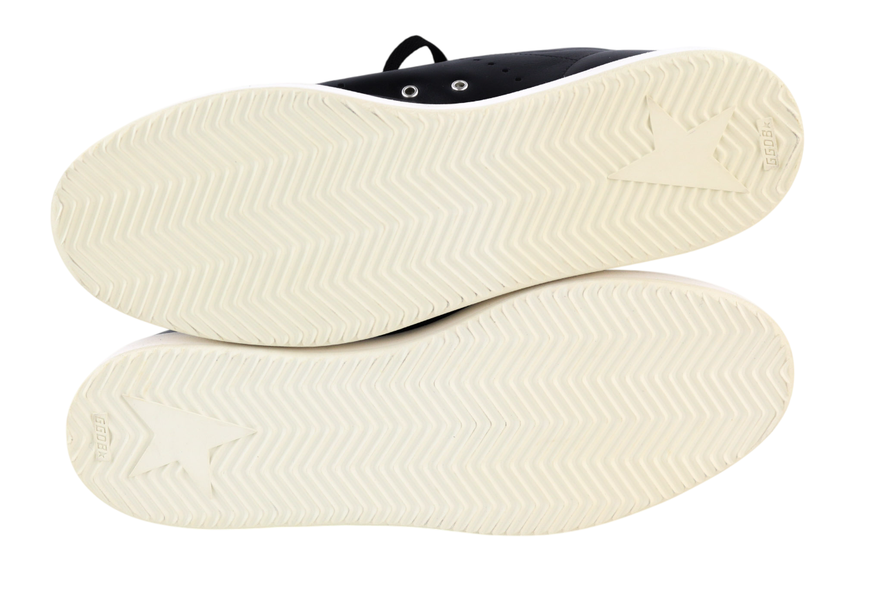 „GOLDEN GOOSE GGDB Stargame“ vyriški sportbačiai, juodos odos, su logotipu ant kulkšnies. 