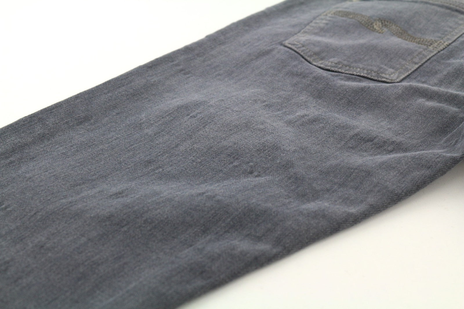 NUDIE JEANS vyriški aptempti ilgi John džinsai W30/L34 tamsiai pilki, ploni, organinio audinio, užtrauktuku.