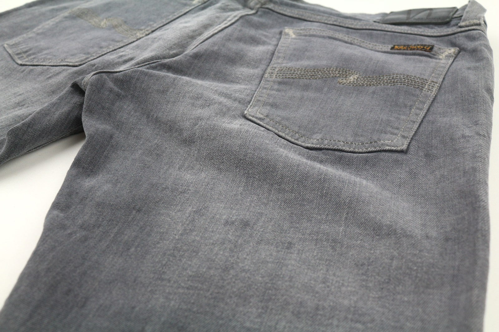 NUDIE JEANS vyriški aptempti ilgi džinsai W32/L34 tamsiai pilki, ploni su logotipu 