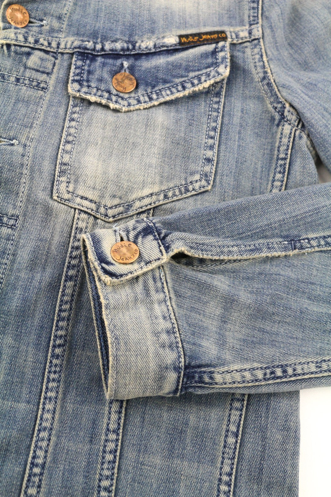 NUDIE JEANS Billy vyriška striukė S šviesaus džinso spalvos su sagomis ir išskleidžiama kaklo dalimi, logotipu 