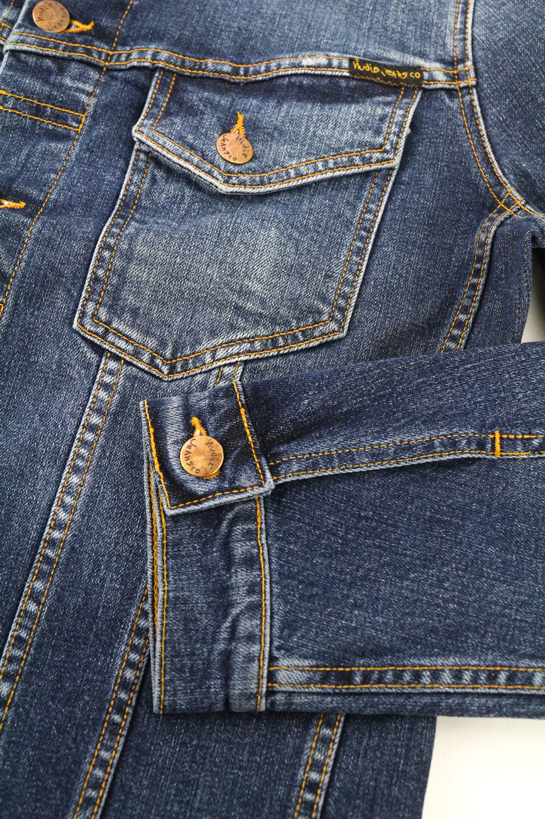 NUDIE JEANS Perry Org. Puikios mėlynos vyriškos džinsinės striukės, tamprios, skalbinių spalvos. 