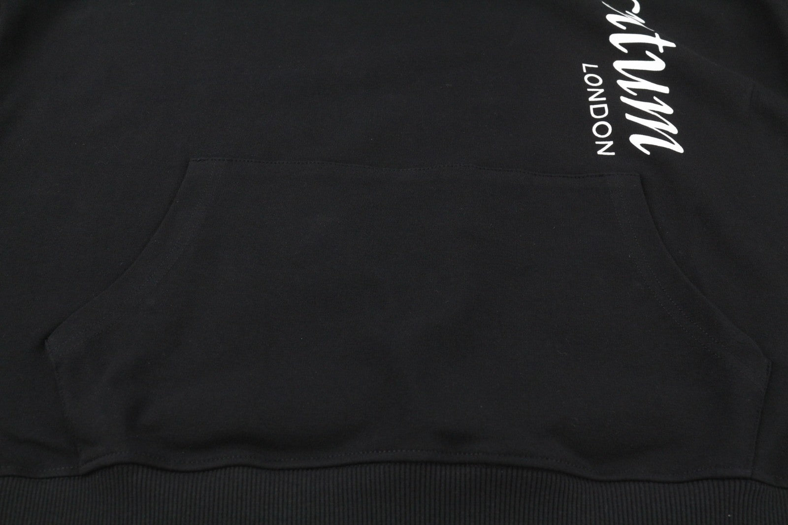 AQUASCUTUM FCIA18 vyriškas L dydžio juodas džemperis su gobtuvu ir kengūros logotipu bei kišene 