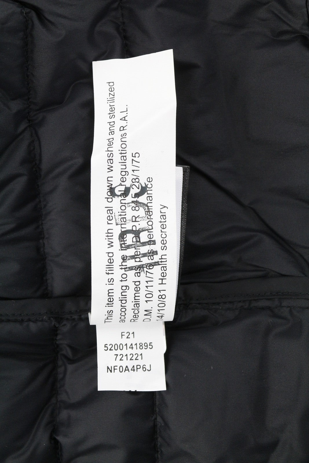 THE NORTH FACE moteriška striukė M, juoda, 700 pūkinė, dygsniuota, su gobtuvu, užtrauktuku, vidutinė kaina – 299 USD 