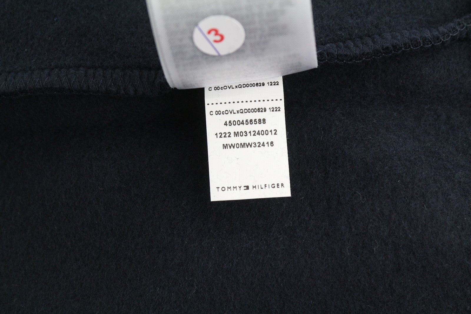 TOMMY HILFIGER vyriškas džemperis L dydžio, tamsiai mėlynas, apvalios iškirptės formos, su logotipu priekyje. 