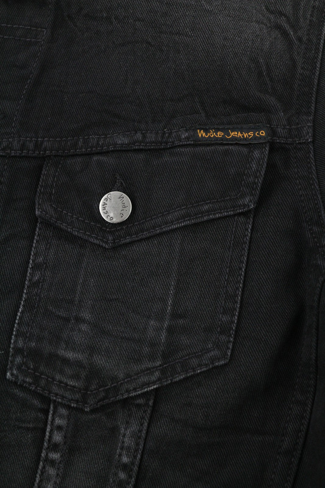 NUDIE JEANS Billy vyriški tamsiai mėlyni džinsiniai batai su išplatinta kaklu, sagomis ir kišenėmis. 