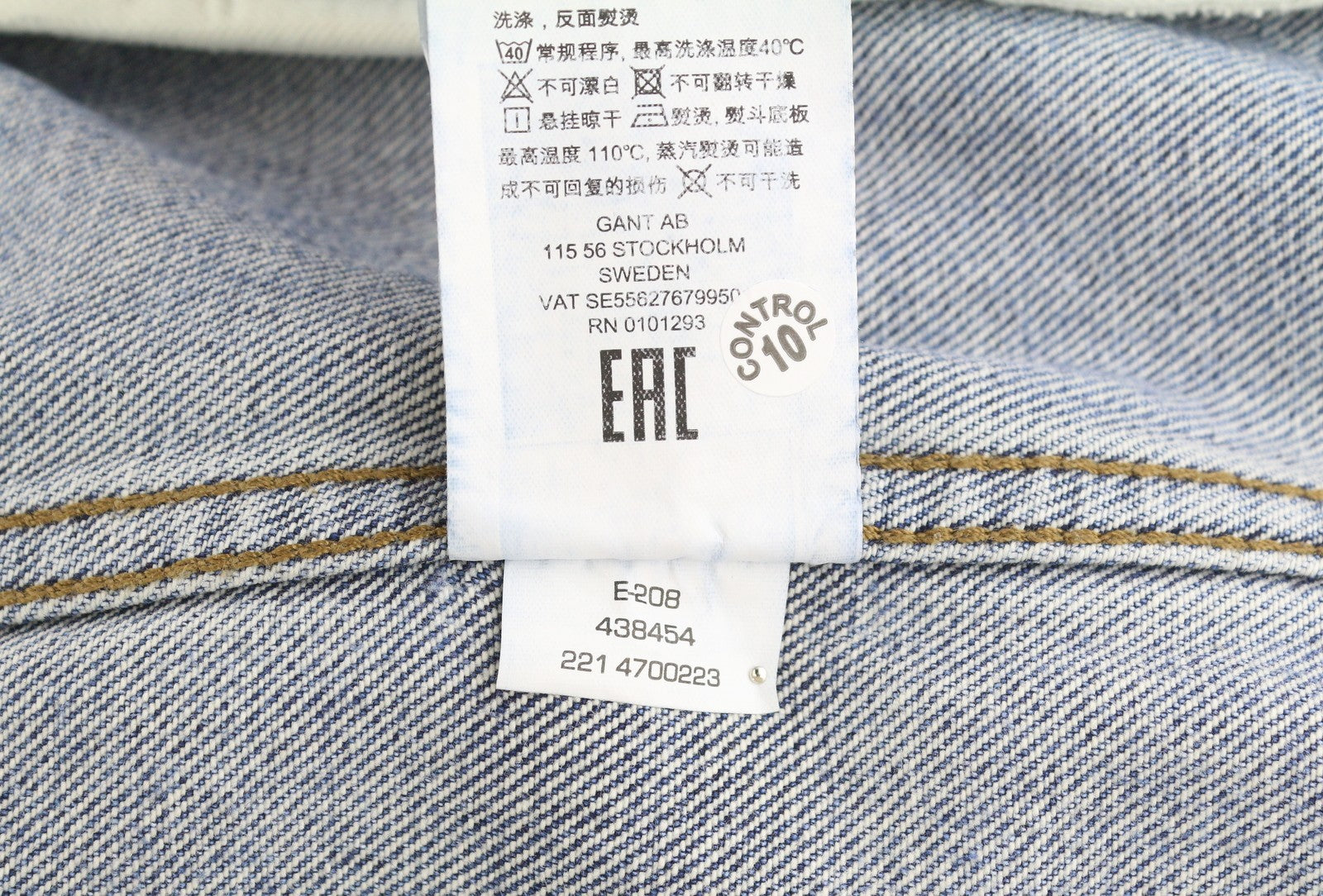 GANT džinsinis sunkvežimio tipo moteriškas švarkas L dydžio, šviesiai mėlynas, su išblukusia sagomis užsegama apykakle.