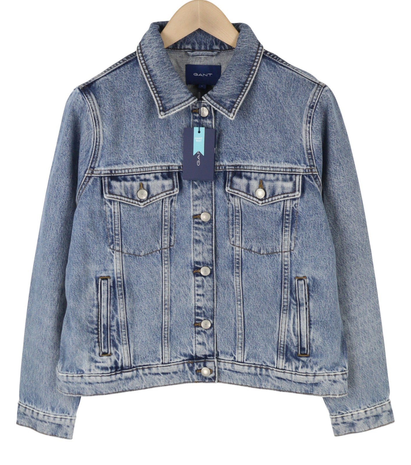 GANT džinsinis sunkvežimio tipo moteriškas švarkas L dydžio, šviesiai mėlynas, su išblukusia sagomis užsegama apykakle.