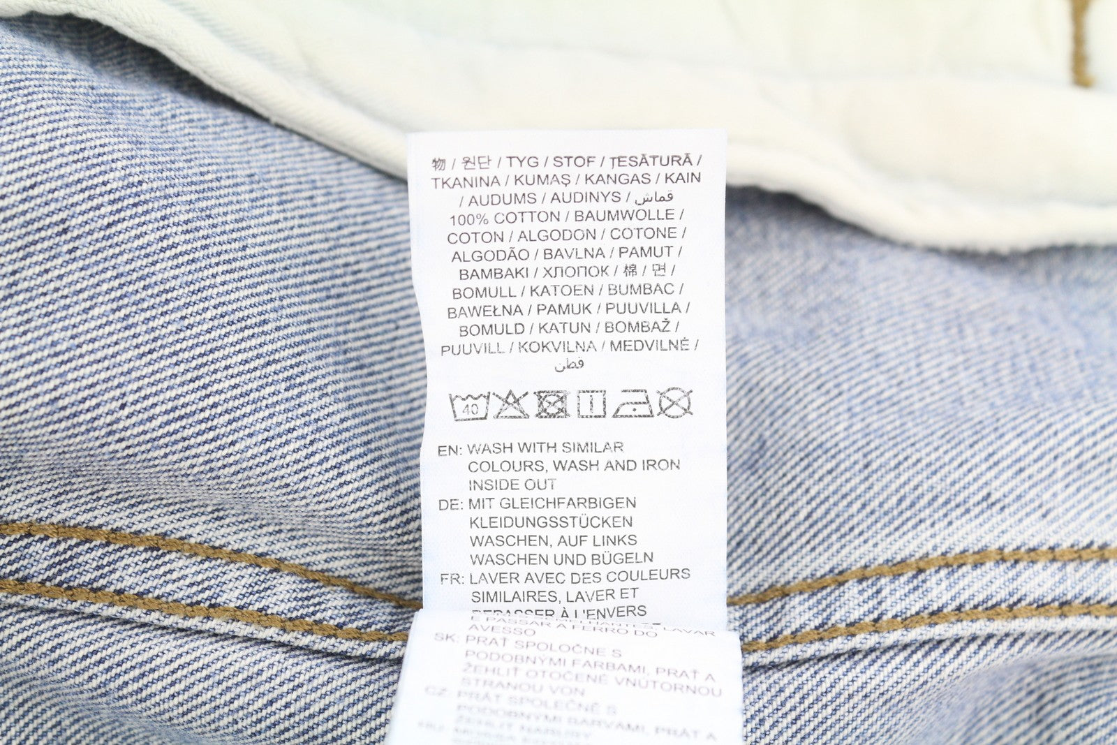 GANT džinsinis sunkvežimio tipo moteriškas švarkas L dydžio, šviesiai mėlynas, su išblukusia sagomis užsegama apykakle.