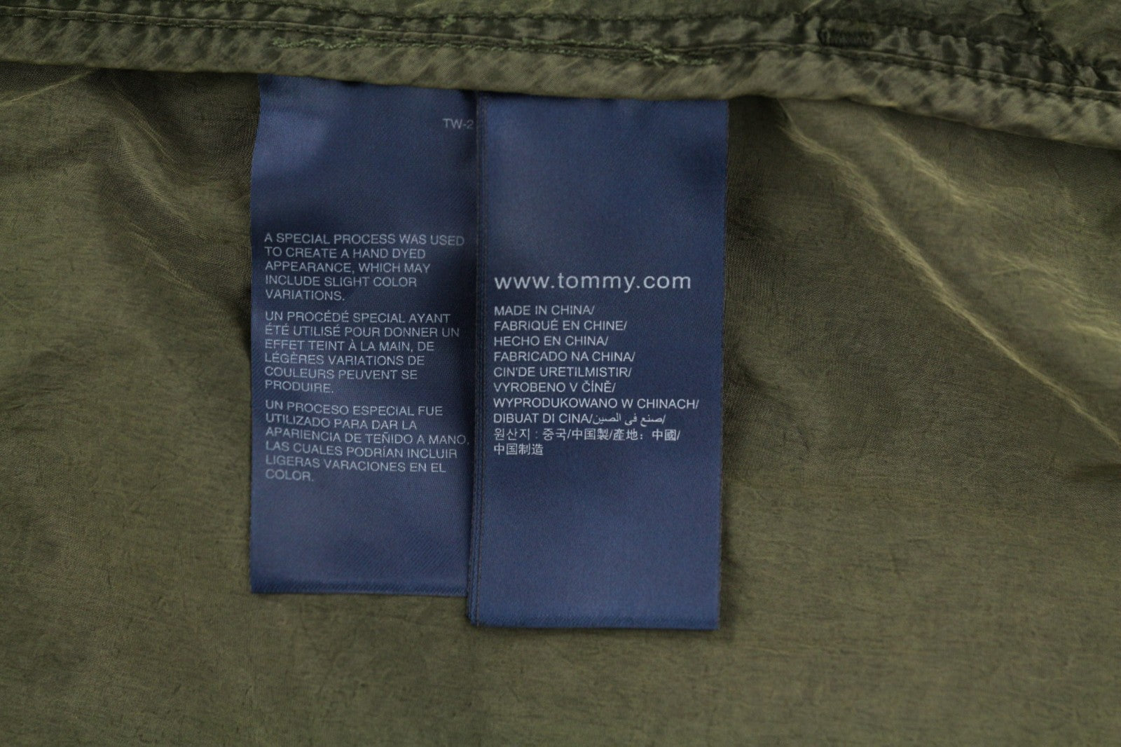 TOMMY JEANS vyriška S dydžio žalia, skalbta, lengva, laisvalaikio stiliaus striukė su gobtuvu ir užtrauktuku. 