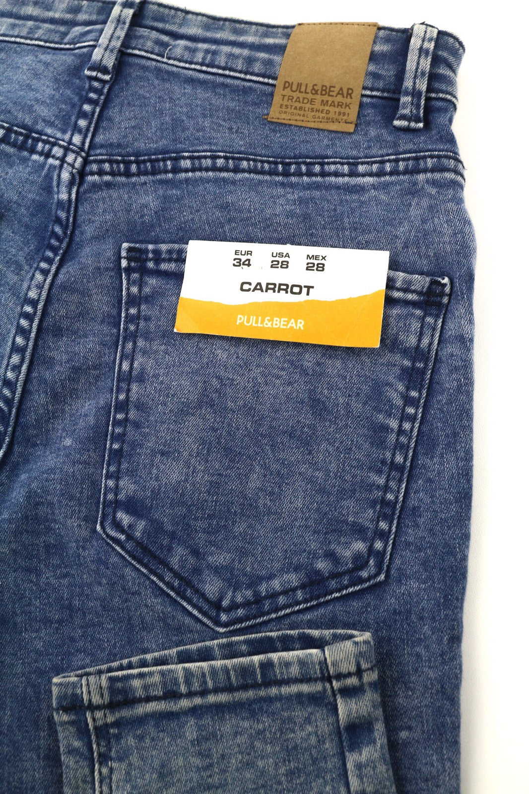 PULL &amp; BEAR vyriški mėlyni tamprūs, morkų kirpimo, laisvalaikio stiliaus džinsai su 5 kišenėmis, EU34 dydis 