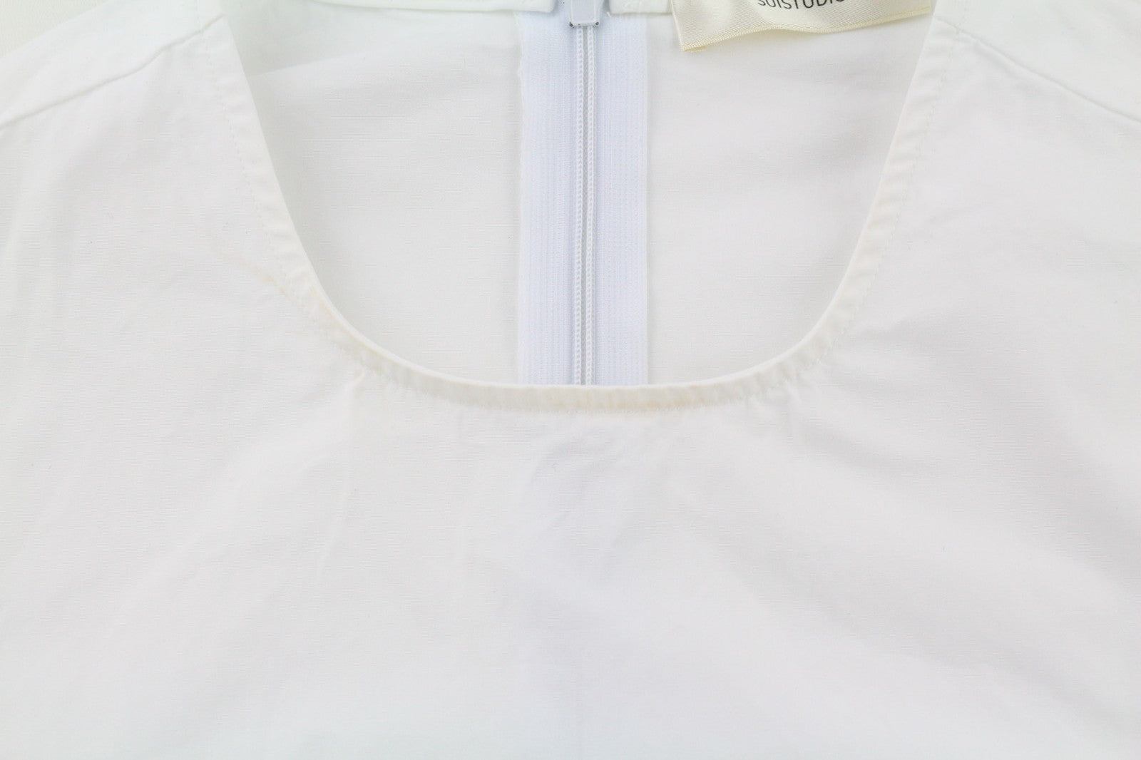 SUISTUDIO Dylan moteriška suknelė, UK6, balta, medvilninė, apvali apykaklė, ilgomis rankovėmis, trumpa, su logotipu. 