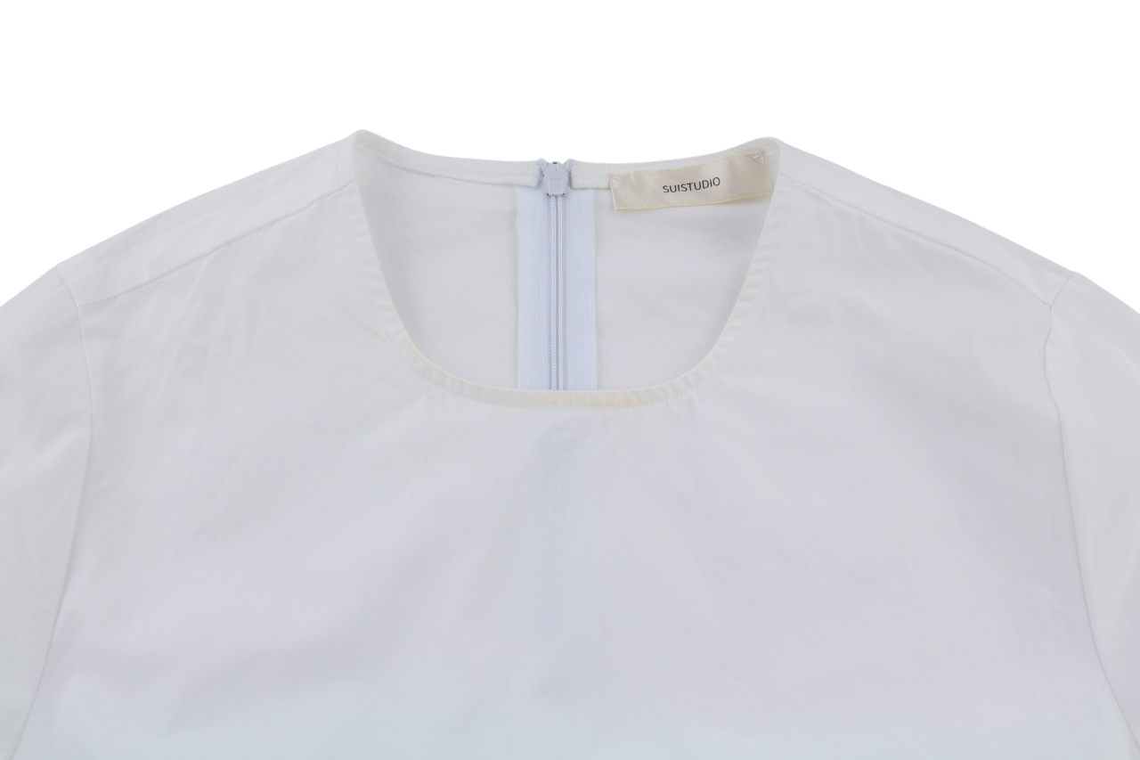 SUISTUDIO Dylan moteriška suknelė, UK6, balta, medvilninė, apvali apykaklė, ilgomis rankovėmis, trumpa, su logotipu. 