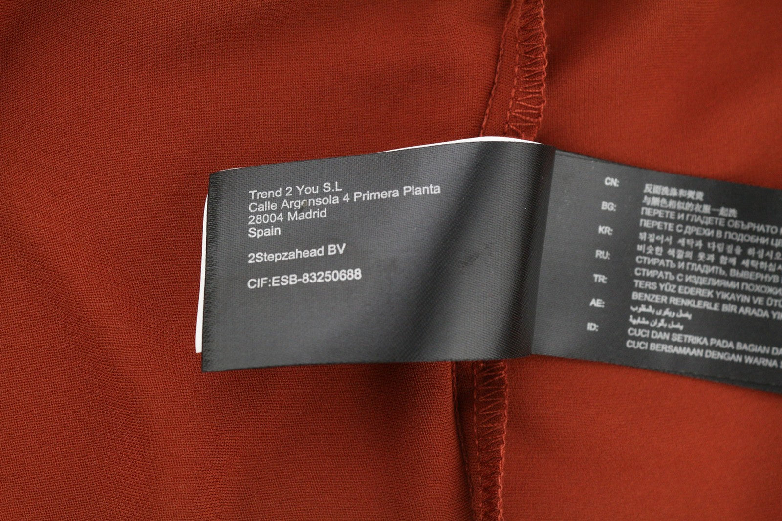 SUPERTRASH Dambi moteriška suknelė, 36 cm, V formos iškirpte, ilgomis rankovėmis, petnešėlėmis, trumpais gobtuvais 