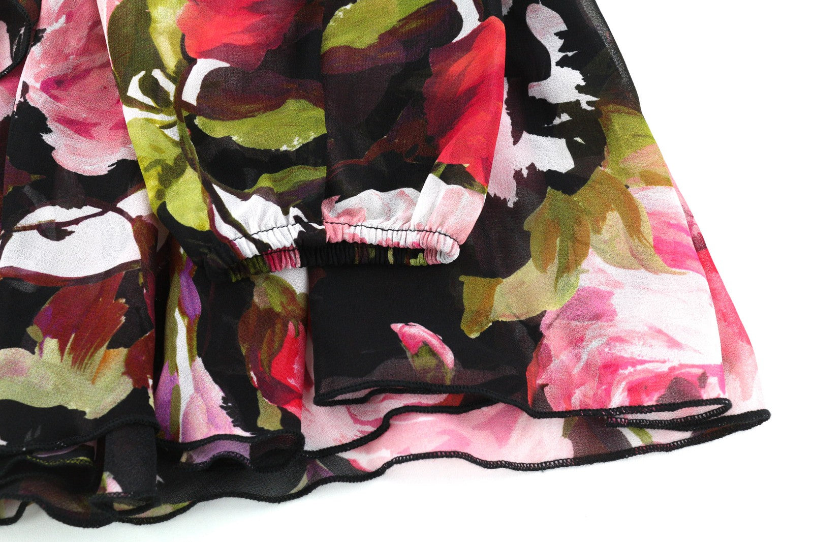 LIU JO Volant moteriška suknelė 40 cm ilgio, gėlėta, V formos iškirpte, ilgomis rankovėmis, su pamušalu ir užtrauktuku. Trumpi logotipo užsegimai. 