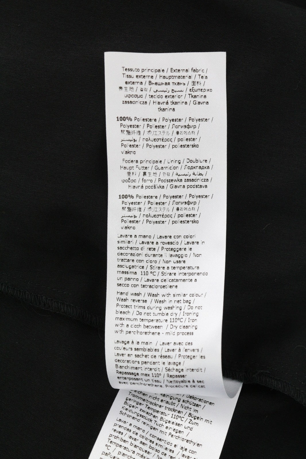 LIU JO Volant moteriška suknelė 40 cm ilgio, gėlėta, V formos iškirpte, ilgomis rankovėmis, su pamušalu ir užtrauktuku. Trumpi logotipo užsegimai. 