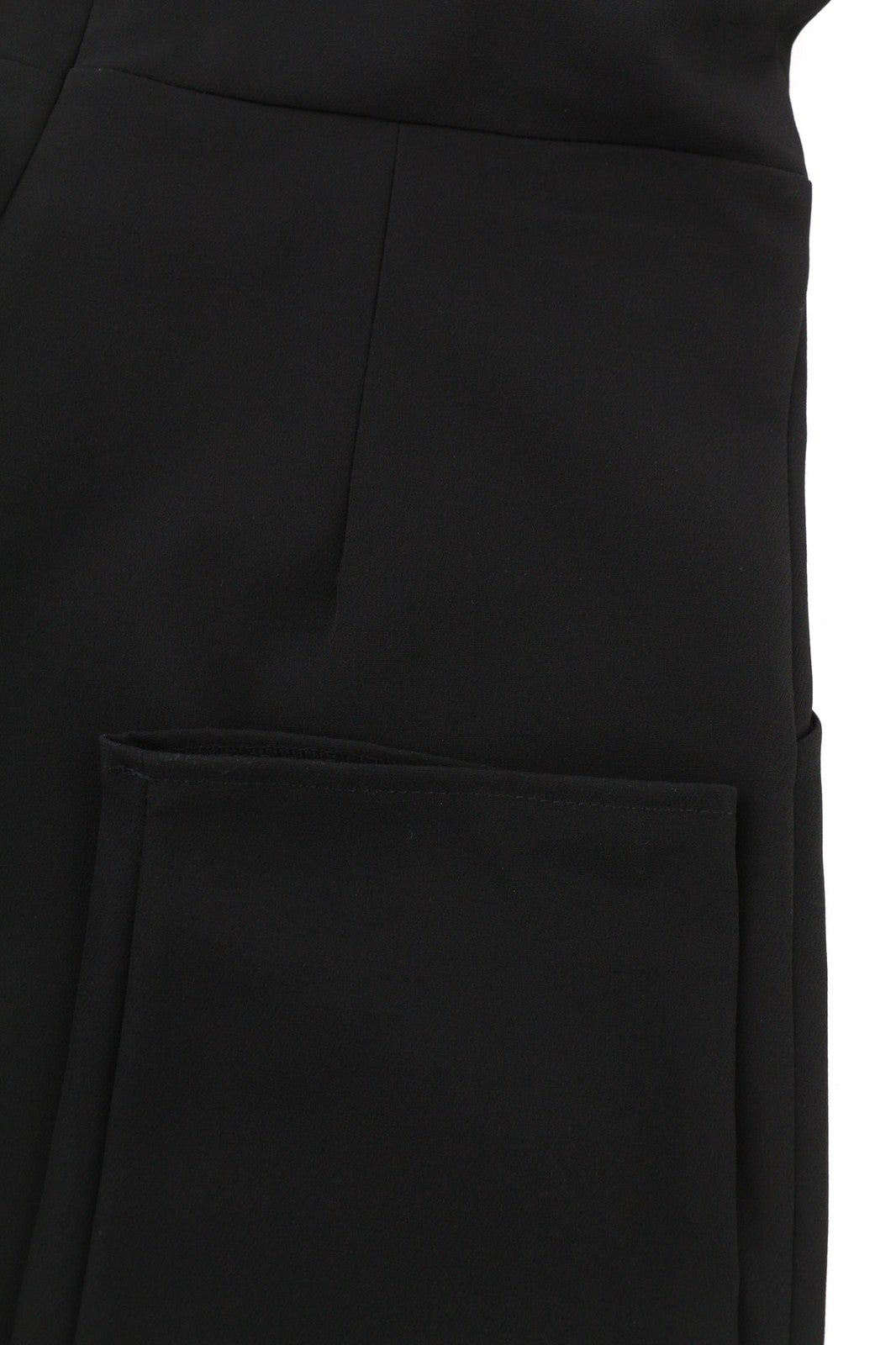 MAKADAMIA moteriškas kombinezonas 38 cm, juodas be rankovių, priglundantis, V formos iškirpte, su logotipu ir kišene 