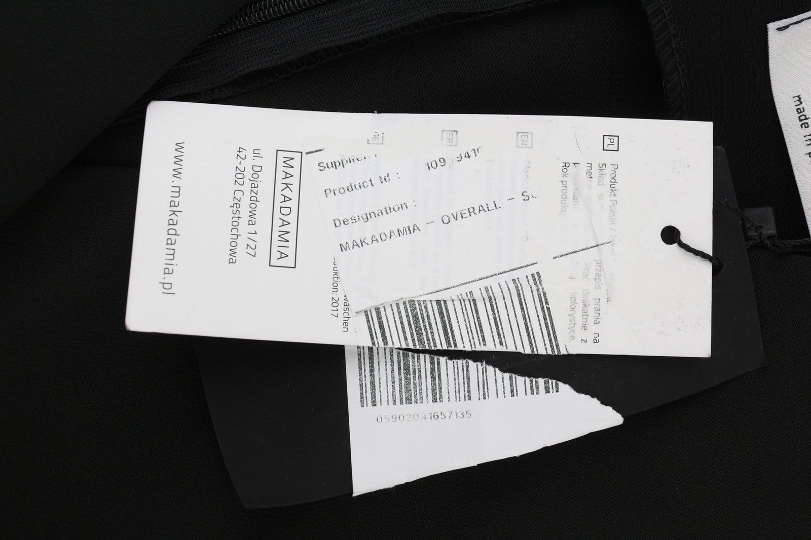 MAKADAMIA moteriškas kombinezonas 38 cm, juodas be rankovių, priglundantis, V formos iškirpte, su logotipu ir kišene 