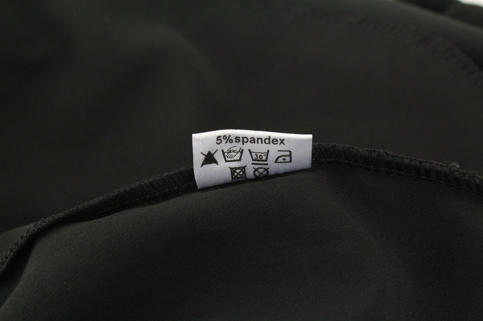 MAKADAMIA moteriškas kombinezonas 38 cm, juodas be rankovių, priglundantis, V formos iškirpte, su logotipu ir kišene 